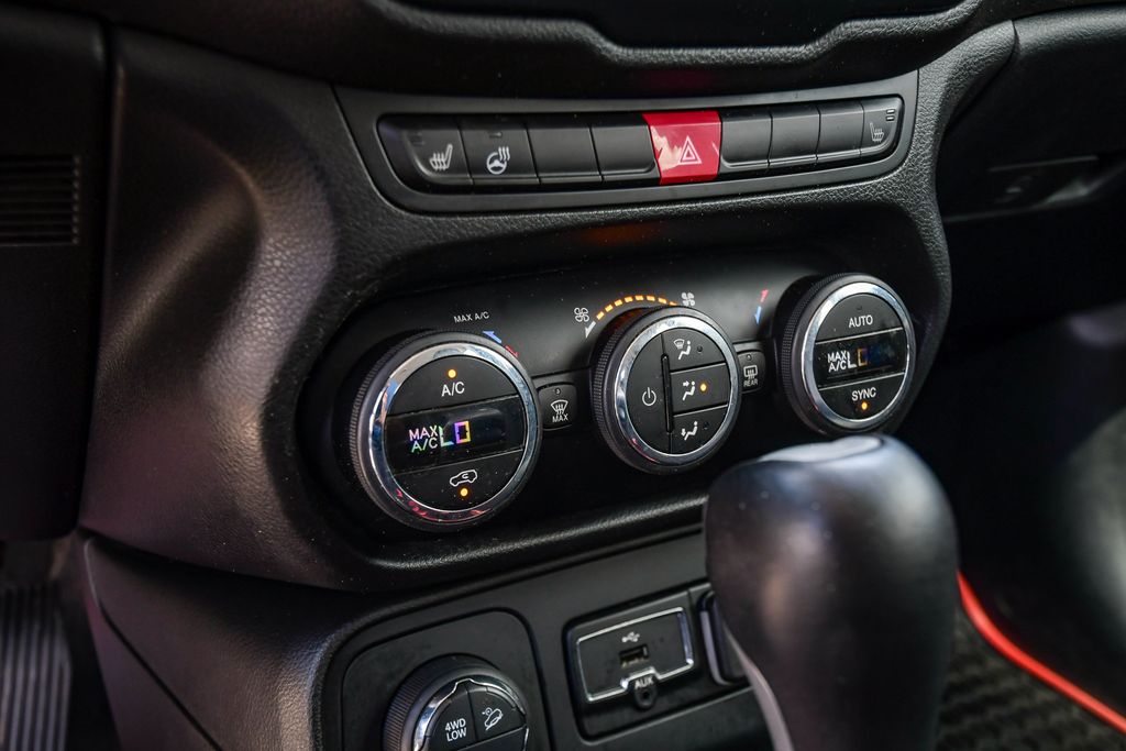 Thumbnail: 2017 Jeep Renegade - 26