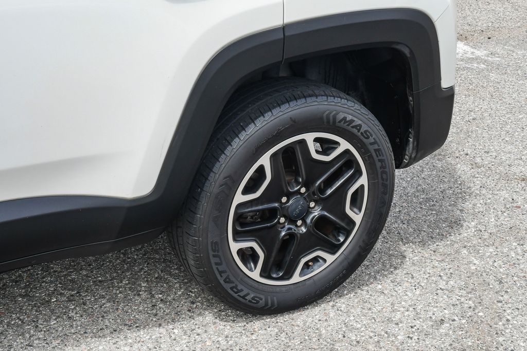 Thumbnail: 2017 Jeep Renegade - 23