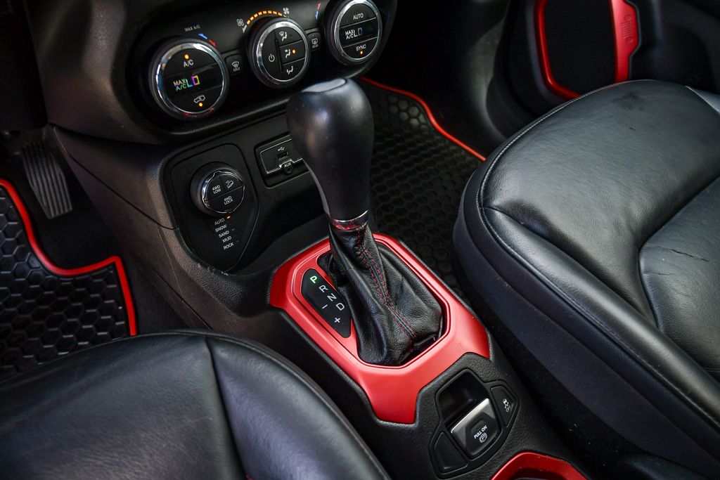 Thumbnail: 2017 Jeep Renegade - 15
