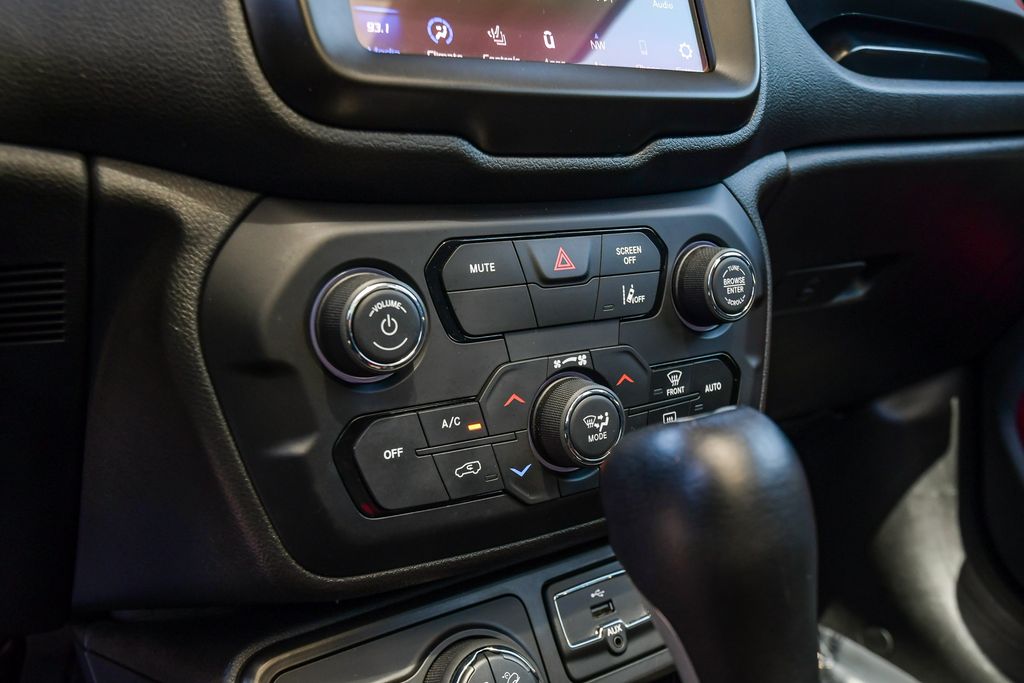 Thumbnail: 2021 Jeep Renegade - 25