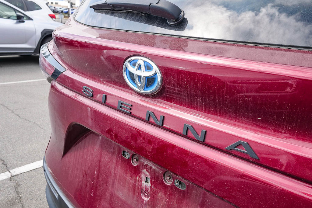 Thumbnail: 2021 Toyota Sienna - 15