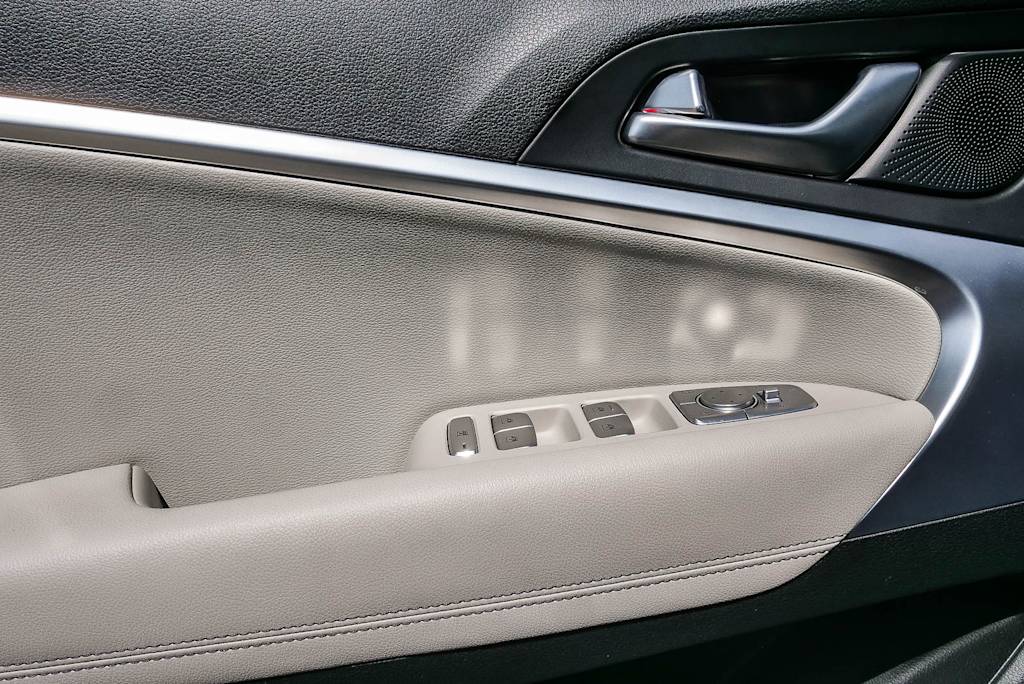 Thumbnail: 2023 Genesis G70 - 25