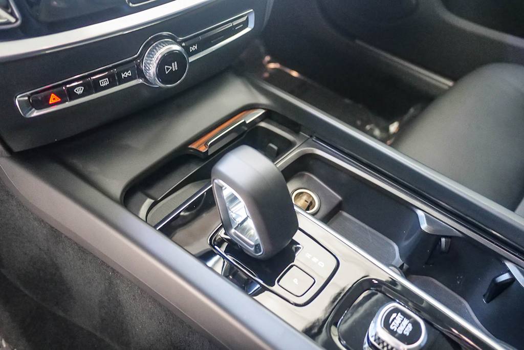 Thumbnail: 2025 Volvo V60 - 13