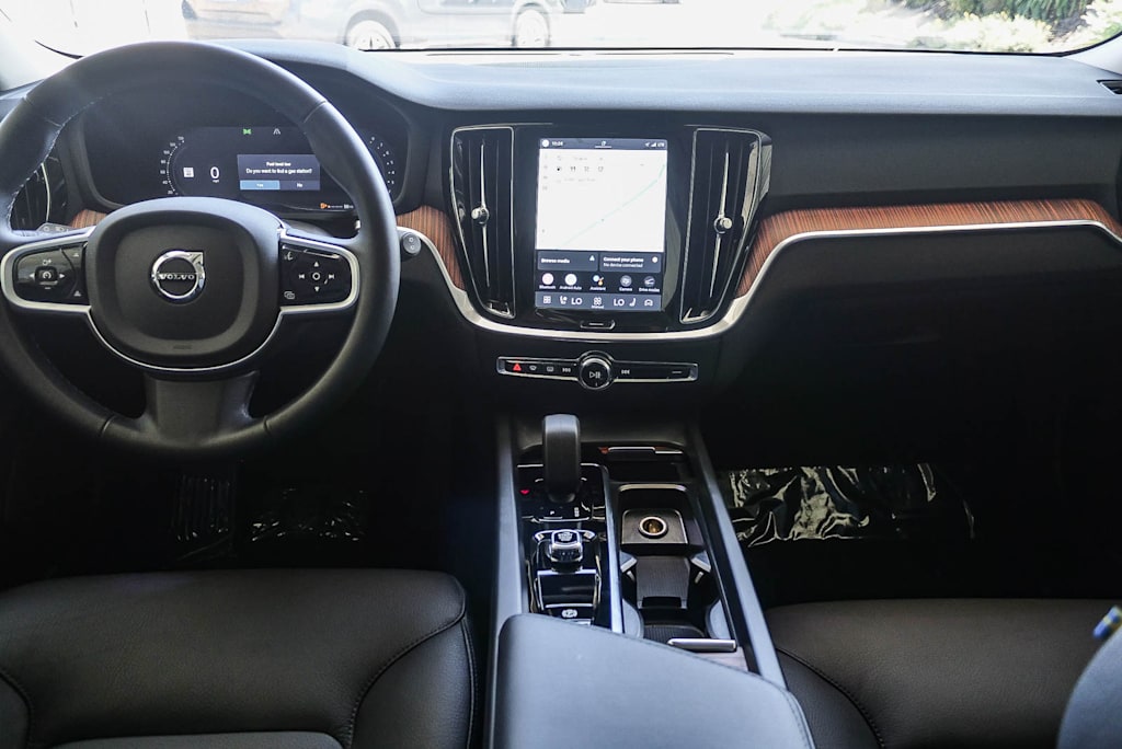 Thumbnail: 2025 Volvo V60 - 2