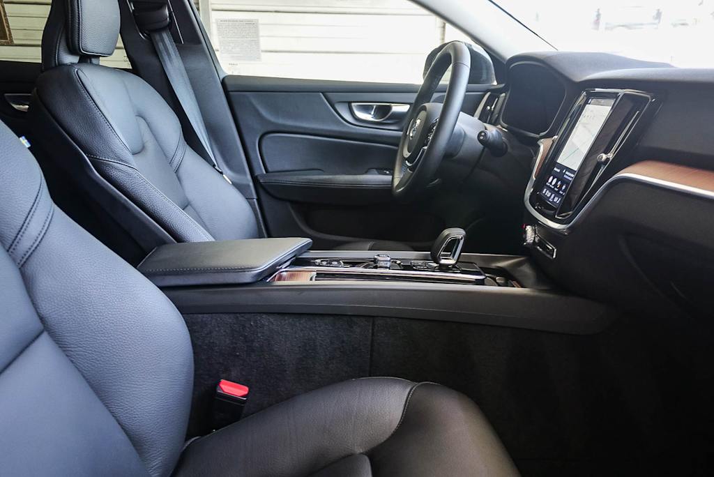 Thumbnail: 2025 Volvo V60 - 8