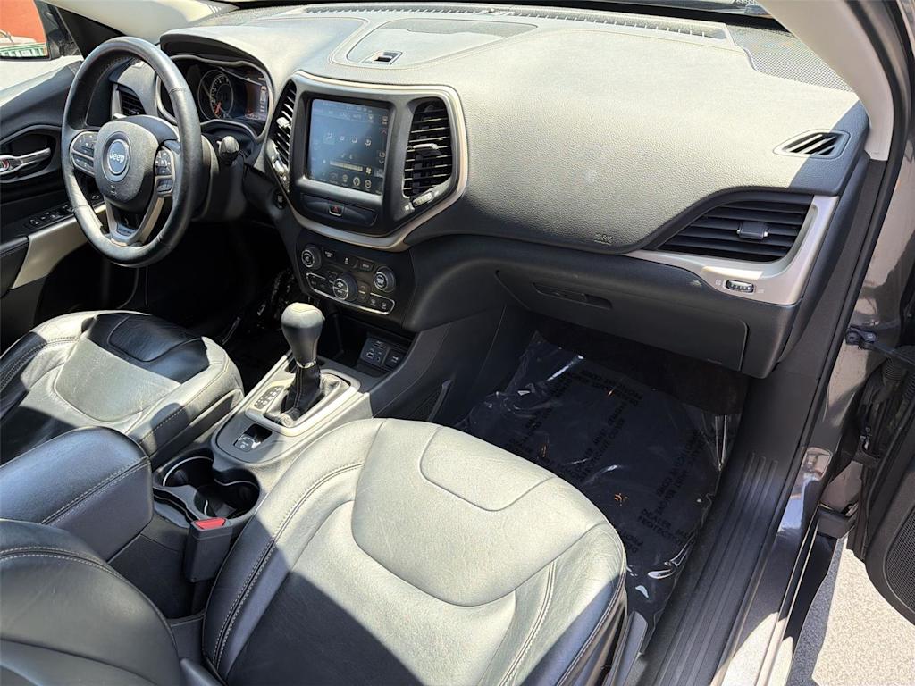 Thumbnail: 2017 Jeep Cherokee - 14