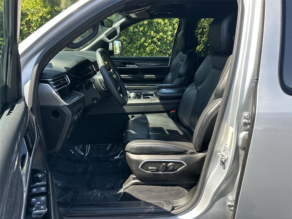 Thumbnail: 2022 Jeep Wagoneer - 11