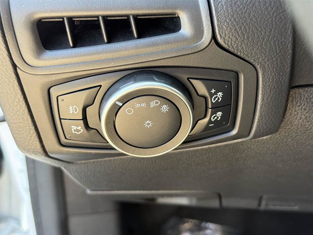 Thumbnail: 2016 Ford Focus - 32