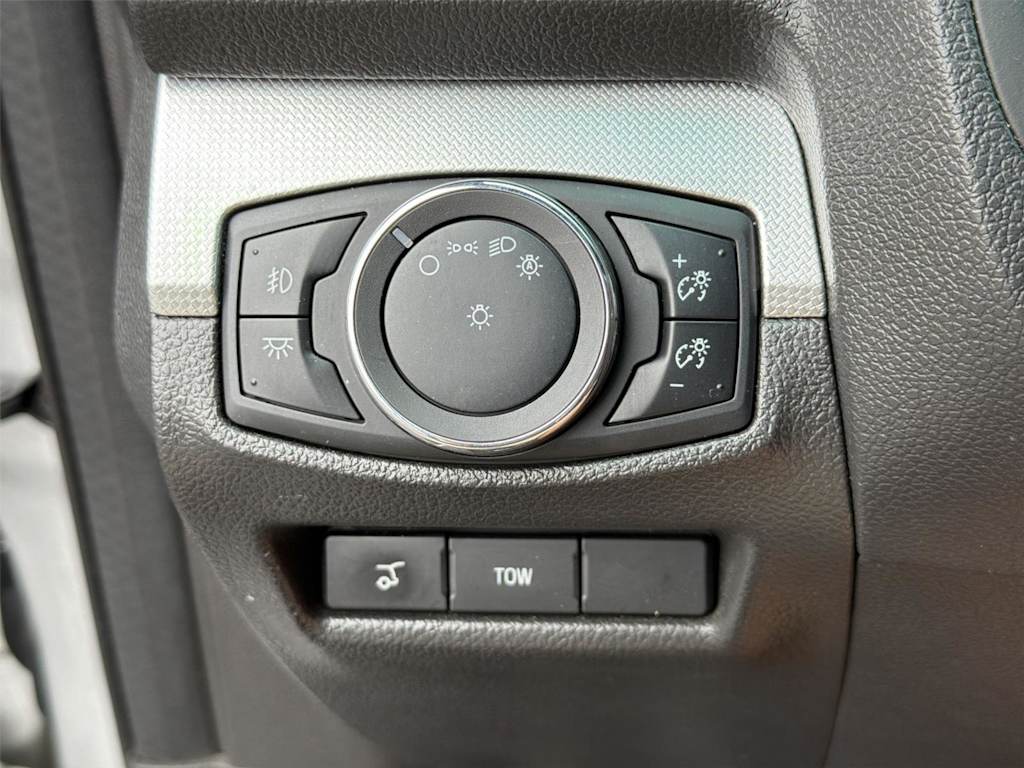 Thumbnail: 2015 Ford Explorer - 31