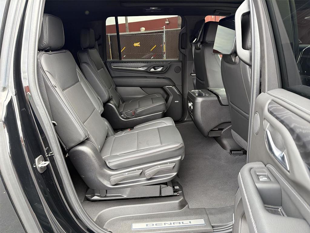Thumbnail: 2023 GMC Yukon XL - 13