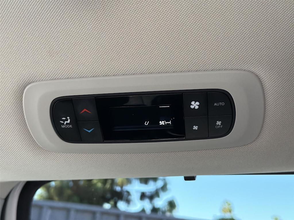 Thumbnail: 2023 Chrysler Pacifica - 32
