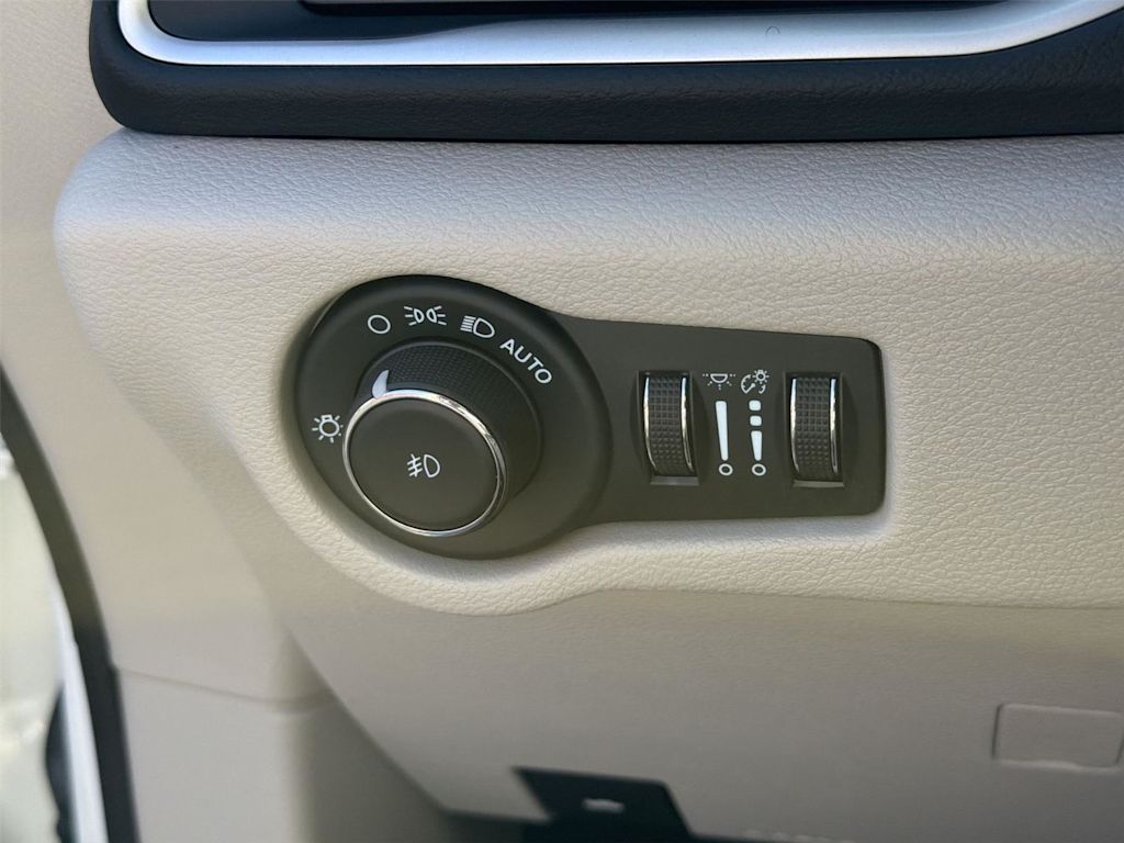 Thumbnail: 2023 Chrysler Pacifica - 31