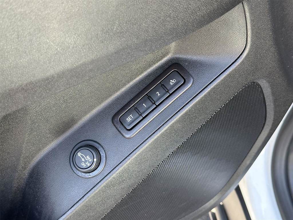 Thumbnail: 2021 Chevrolet Equinox - 32