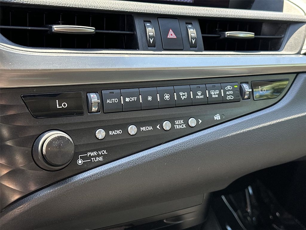 Thumbnail: 2020 Lexus ES - 29