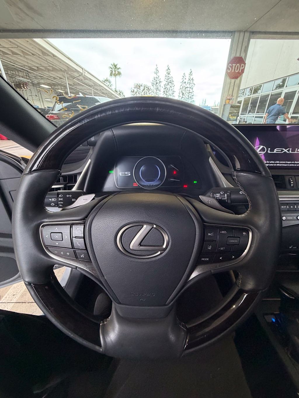 Thumbnail: 2020 Lexus ES - 9