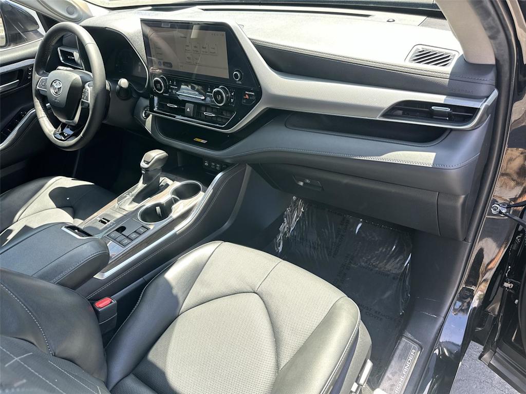 Thumbnail: 2023 Toyota Highlander - 14