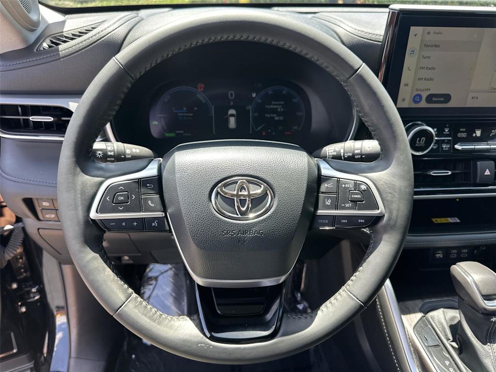 Thumbnail: 2023 Toyota Highlander - 15