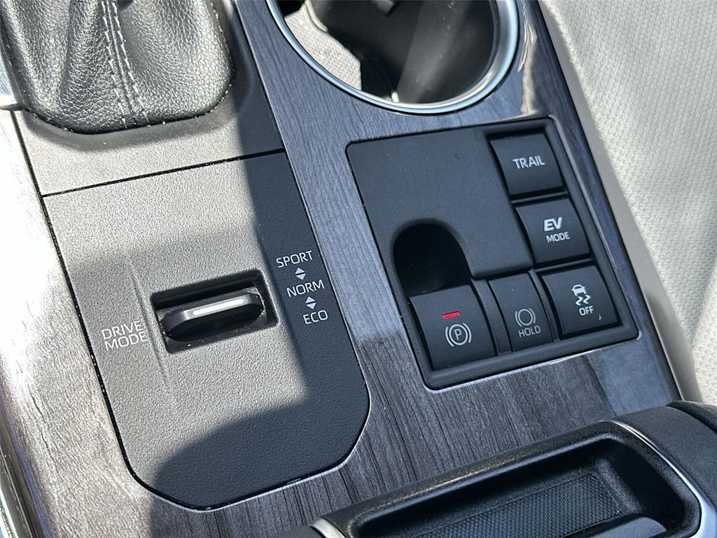 Thumbnail: 2023 Toyota Highlander - 31