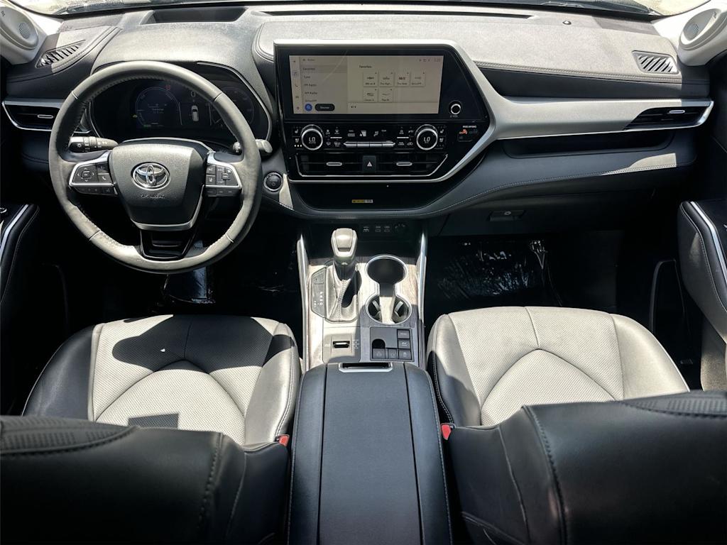 Thumbnail: 2023 Toyota Highlander - 10