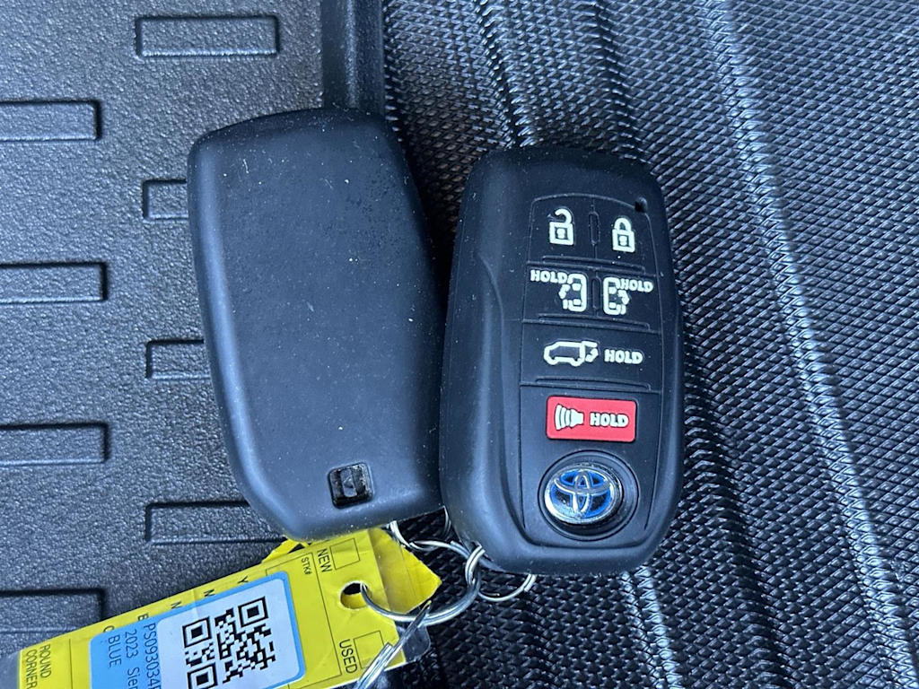 Thumbnail: 2023 Toyota Sienna - 19