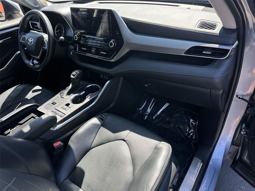 Thumbnail: 2022 Toyota Highlander - 14