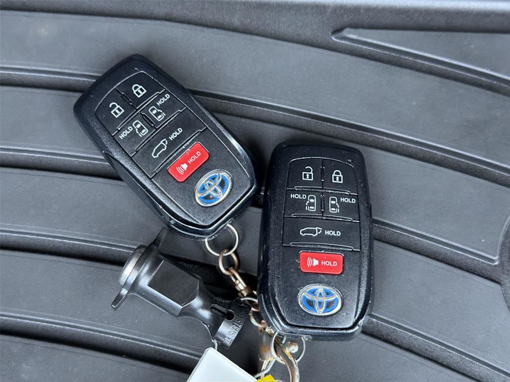 Thumbnail: 2021 Toyota Sienna - 19