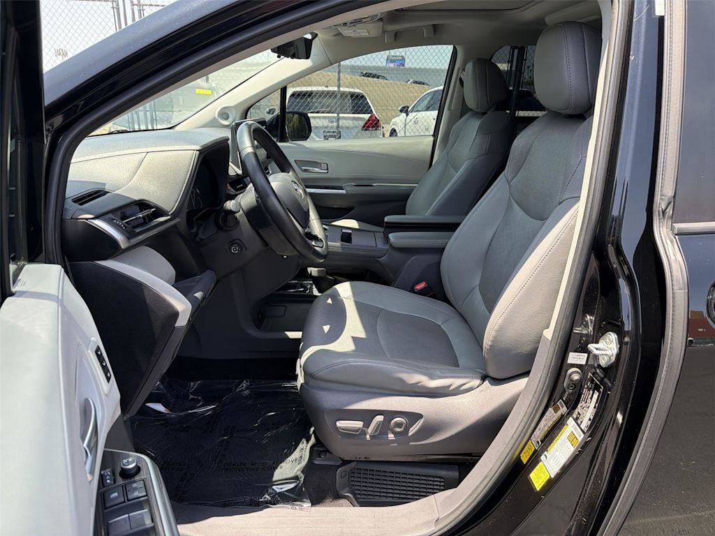 Thumbnail: 2021 Toyota Sienna - 10