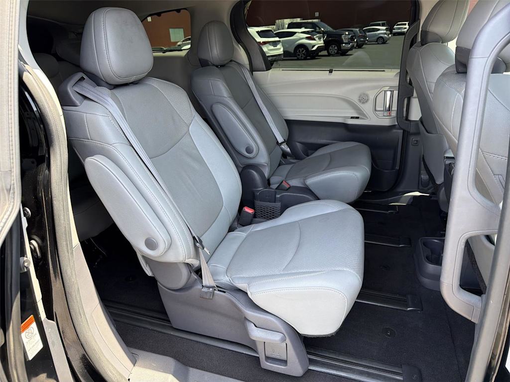 Thumbnail: 2021 Toyota Sienna - 12