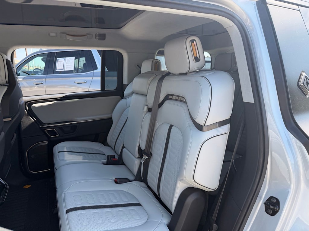 Thumbnail: 2023 Rivian R1S - 17