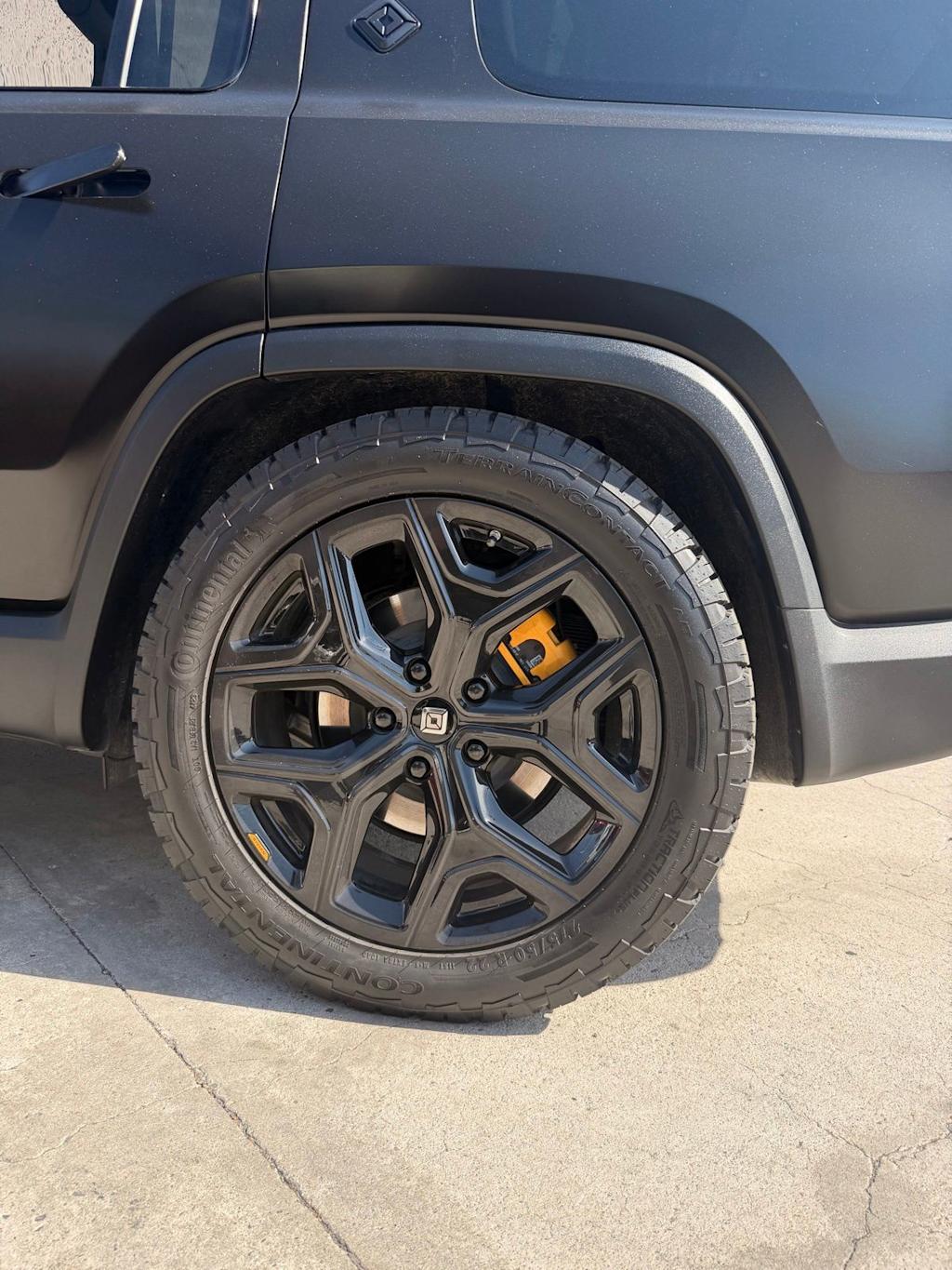 Thumbnail: 2023 Rivian R1S - 7