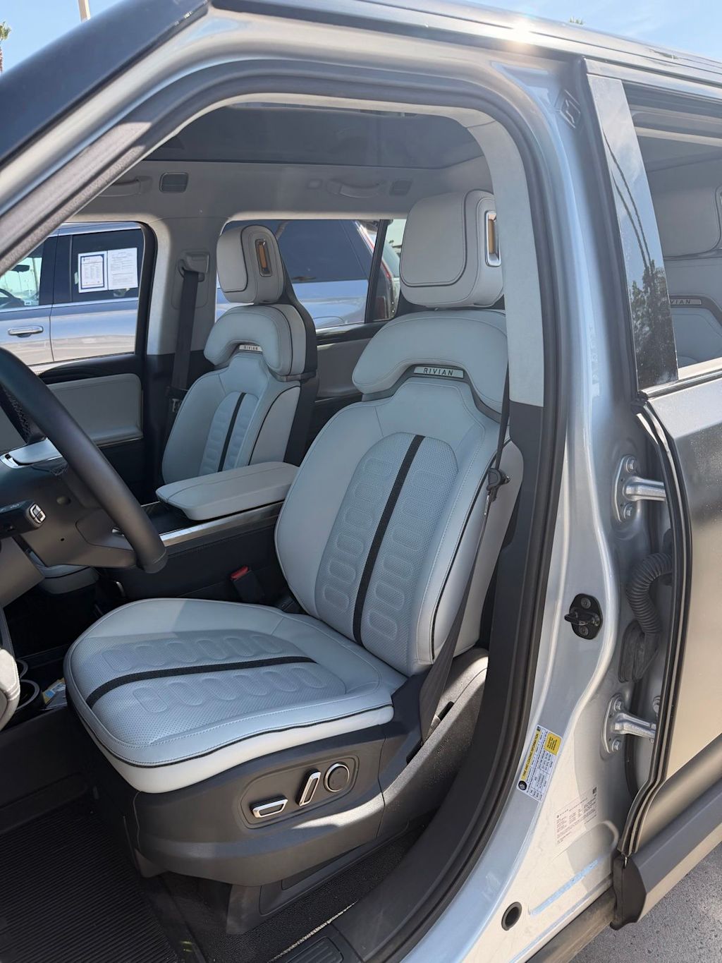 Thumbnail: 2023 Rivian R1S - 10