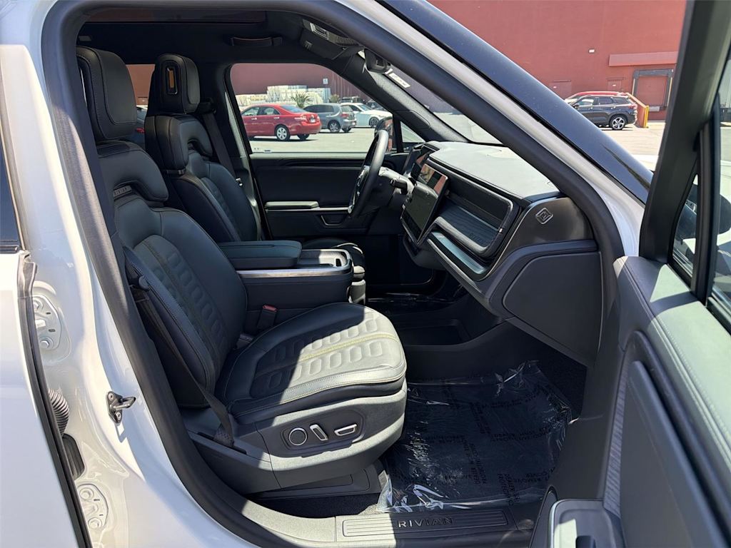 Thumbnail: 2025 Rivian R1S - 12