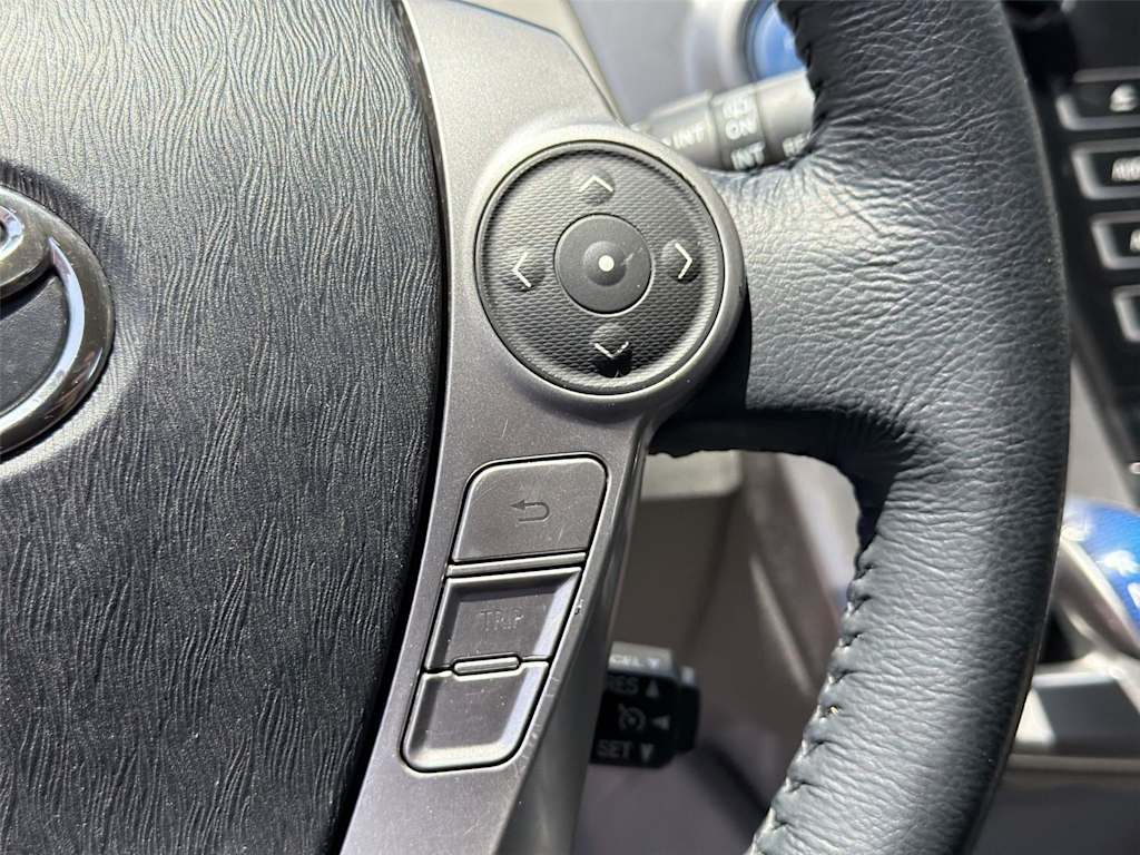 Thumbnail: 2016 Toyota Prius v - 27