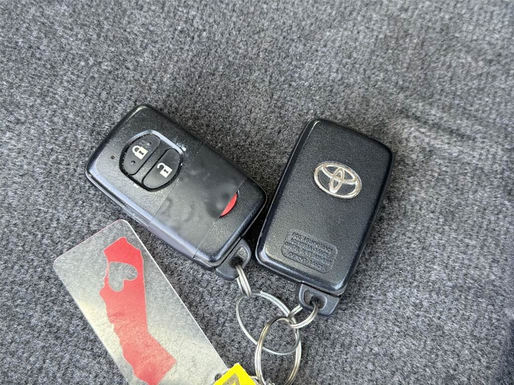 Thumbnail: 2016 Toyota Prius v - 19