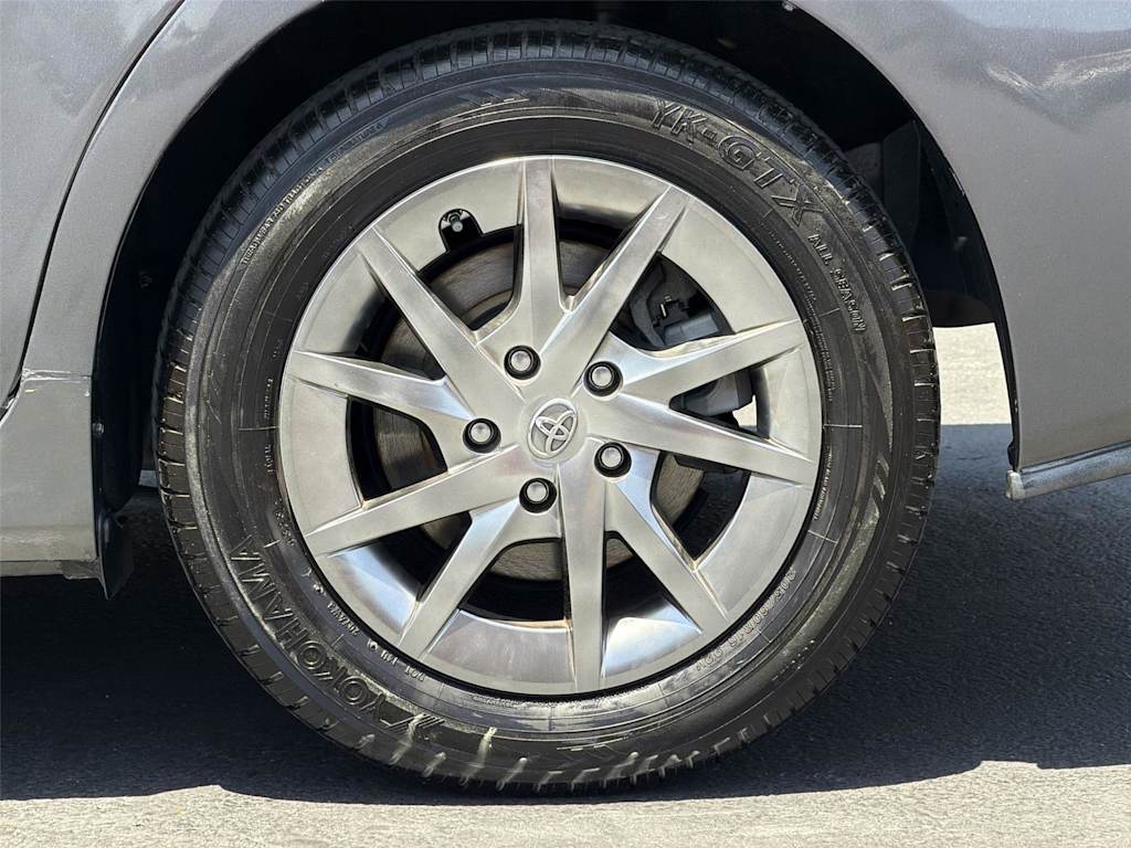 Thumbnail: 2016 Toyota Prius v - 8