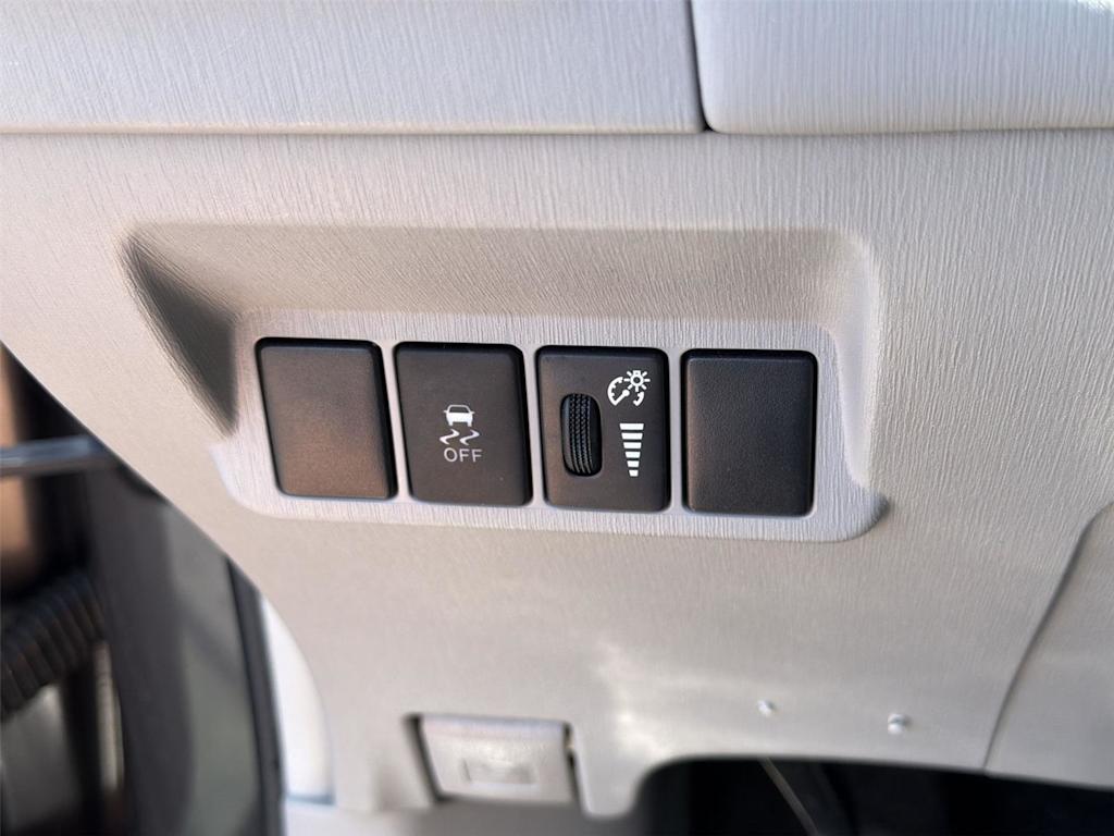 Thumbnail: 2016 Toyota Prius v - 32
