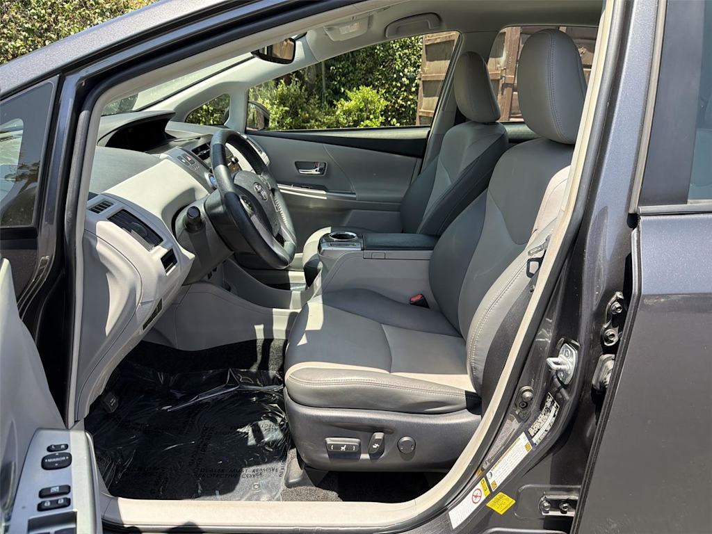 Thumbnail: 2016 Toyota Prius v - 12