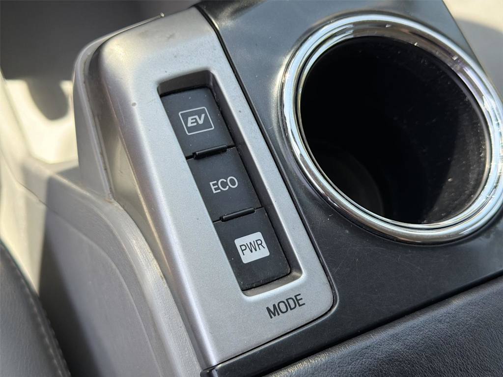 Thumbnail: 2016 Toyota Prius v - 29