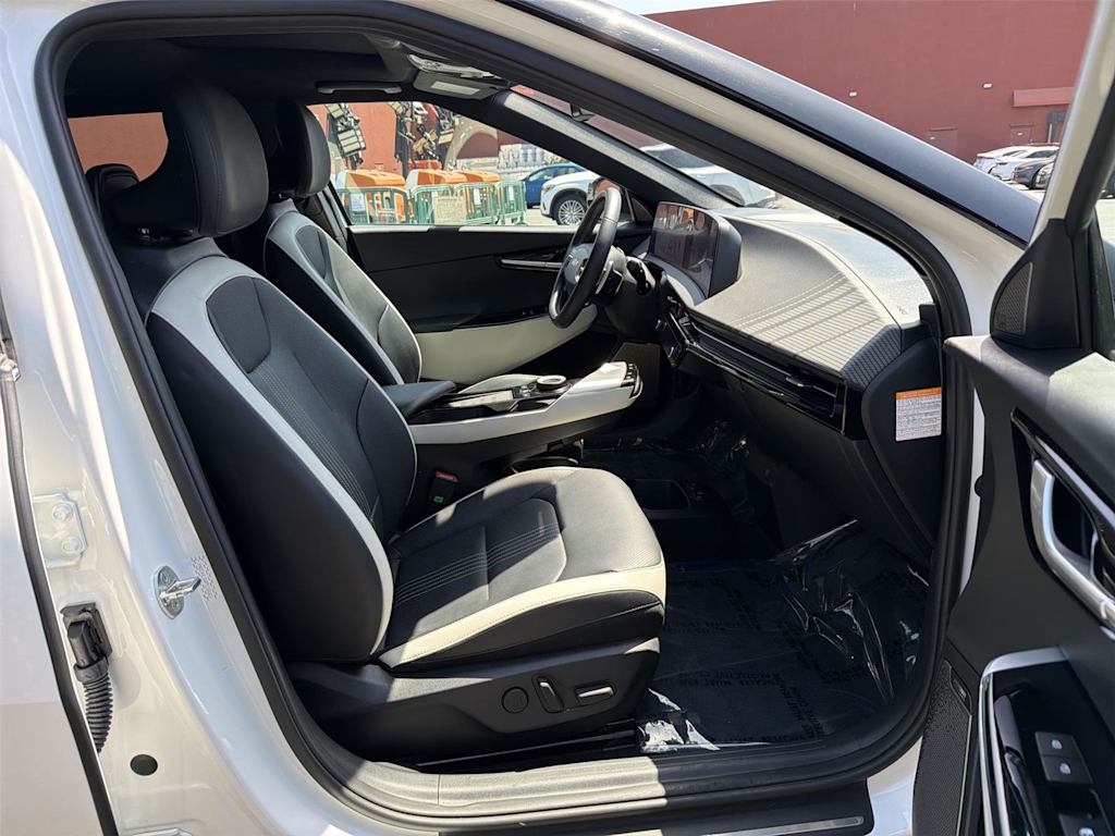 Thumbnail: 2023 Kia EV6 - 11