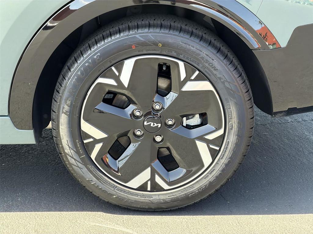 Thumbnail: 2023 Kia Niro - 8