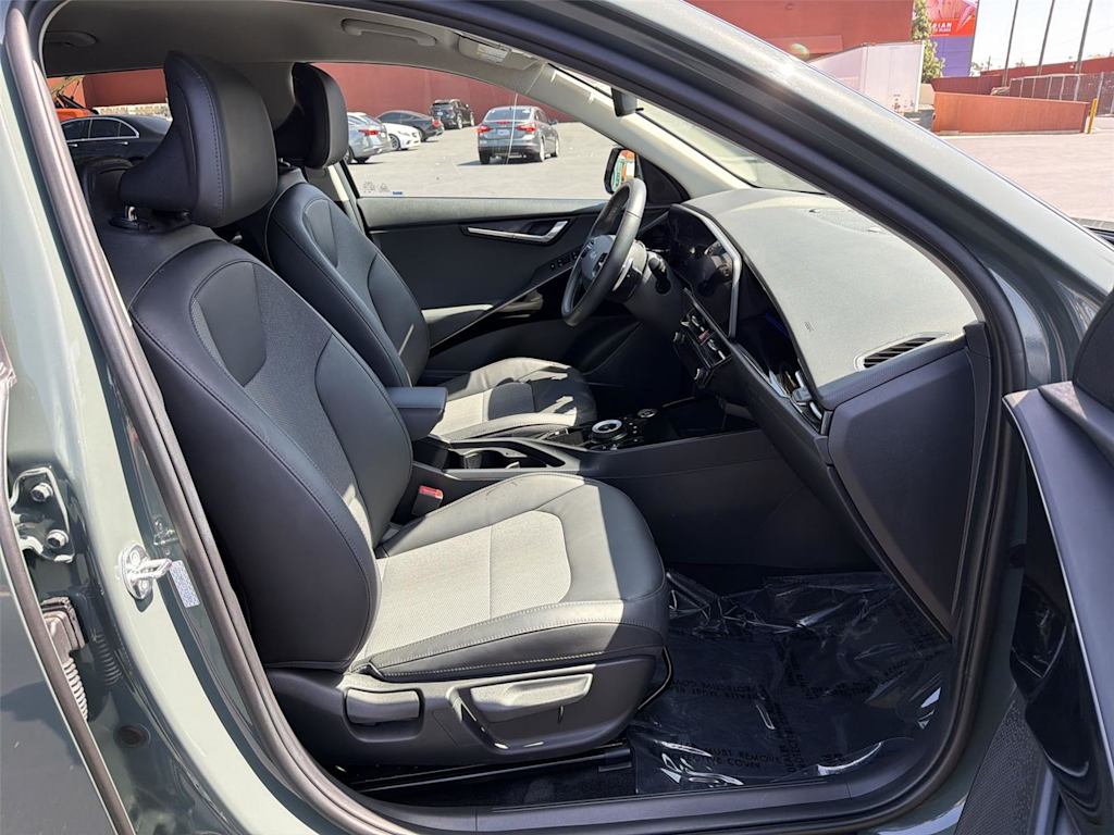 Thumbnail: 2023 Kia Niro - 12
