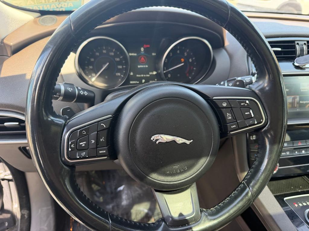 Thumbnail: 2017 Jaguar F-Pace - 2