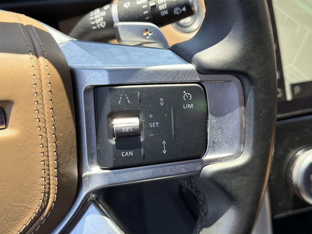 Thumbnail: 2023 Land Rover Discovery - 28