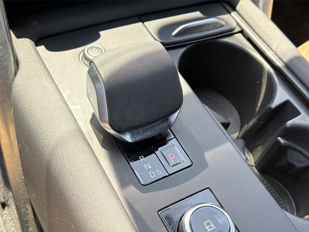Thumbnail: 2023 Land Rover Discovery - 17