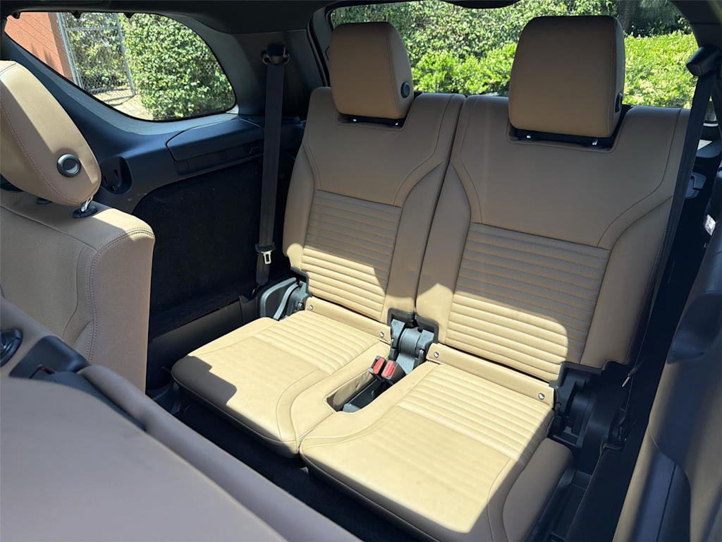 Thumbnail: 2023 Land Rover Discovery - 35
