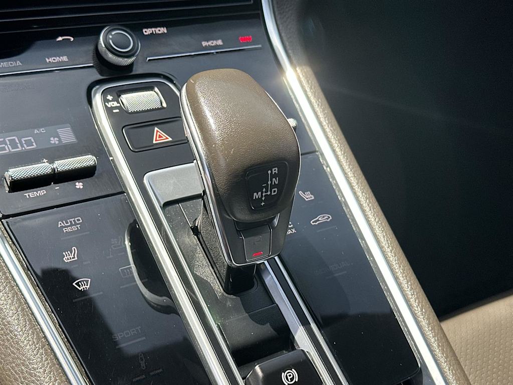 2018 Porsche Panamera 4 16