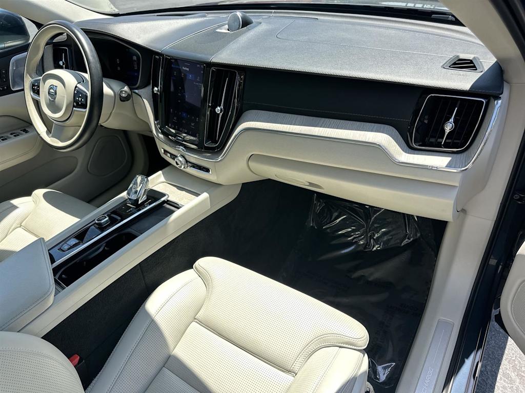 Thumbnail: 2022 Volvo XC60 - 13