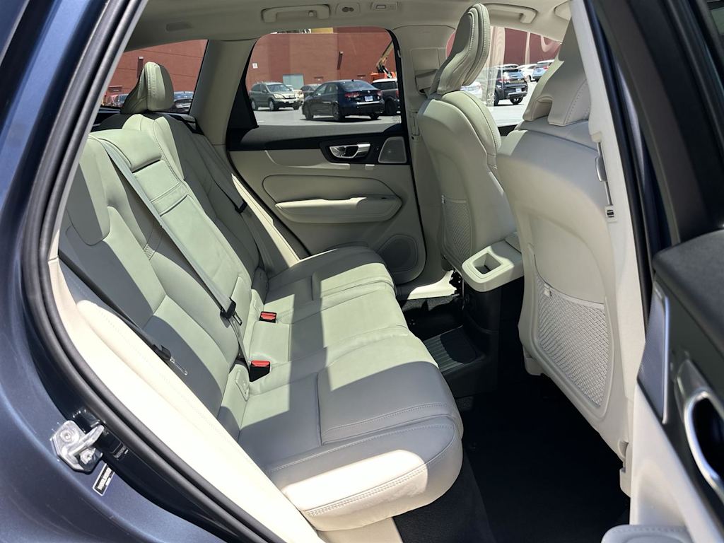 Thumbnail: 2022 Volvo XC60 - 12
