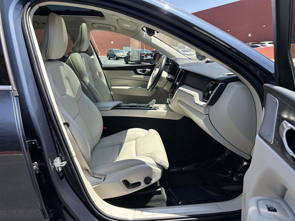 Thumbnail: 2022 Volvo XC60 - 11