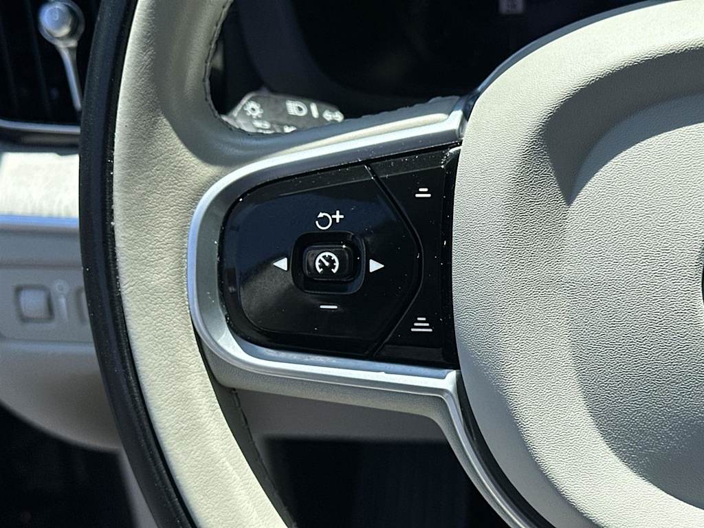 Thumbnail: 2022 Volvo XC60 - 24